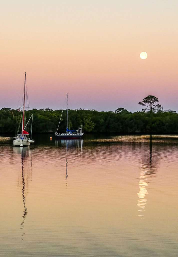 Houseboat rental in Florida we found on VRBO.