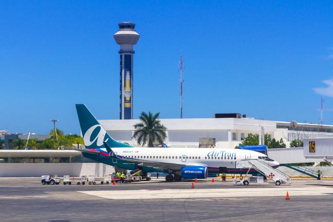 cancun airplane