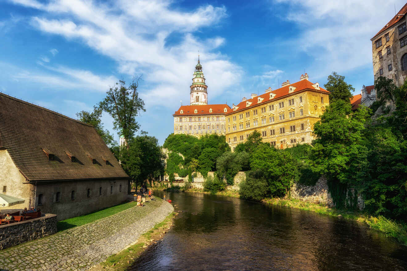 1 How many days in Cesky Krumlov Castle