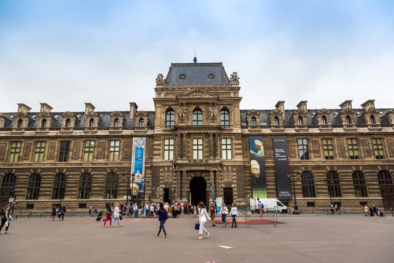 6 What to bring to the Louvre Museum