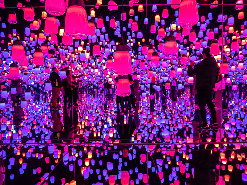 pink light installations at teamlab tokyo