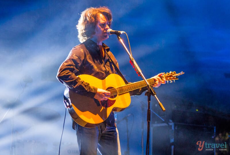 bernard fanning playing guitar on stage