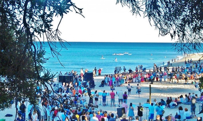 crowds gathering at on cottlesloe beach