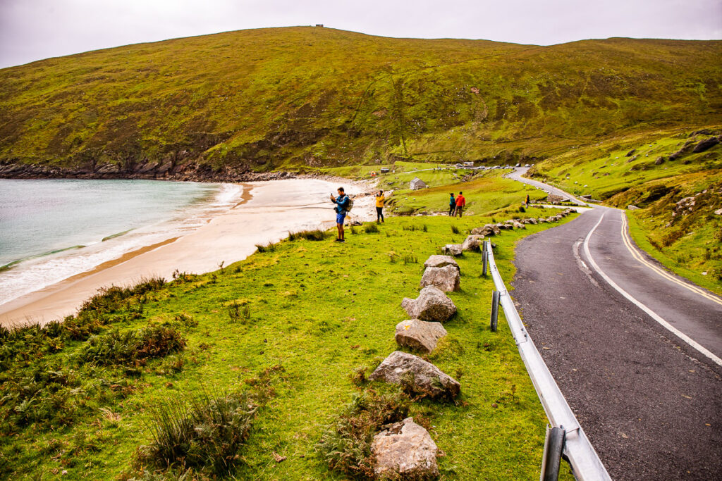 Coastal road sloping down toward a beach