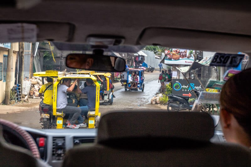 tuk tuks on dirt road