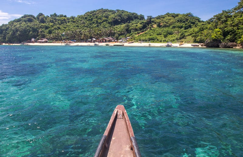 boat headed towards Ilig Iligan Beach Boracay 