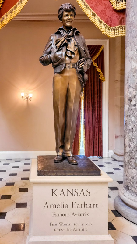 statue of amelia earhart