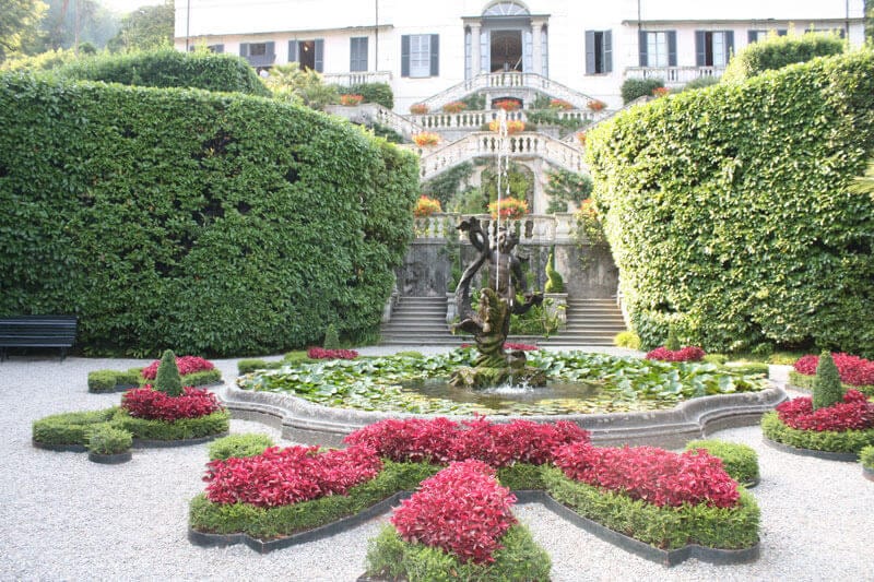 gardens and hedges out the front of Villa Carlotta 