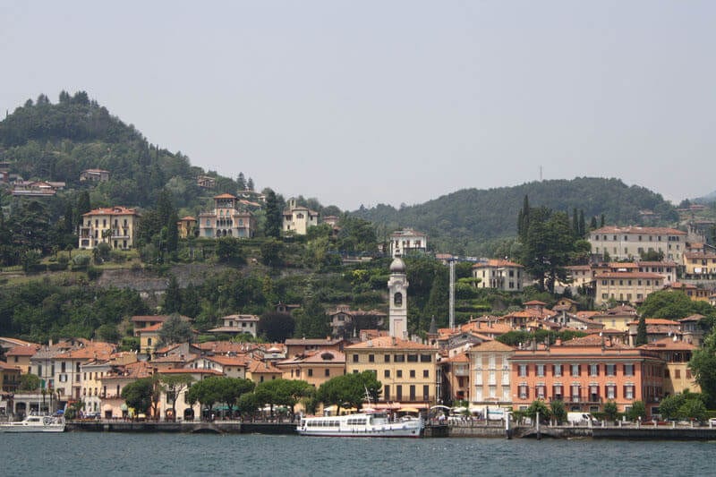 villas on edge of lake