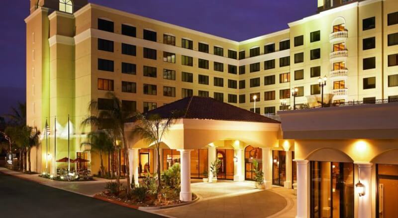 Doubletree Suites by Hilton, Anaheim -lit up at night