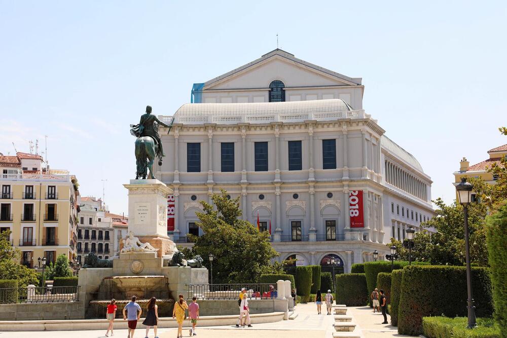 people walking up to the teatro real