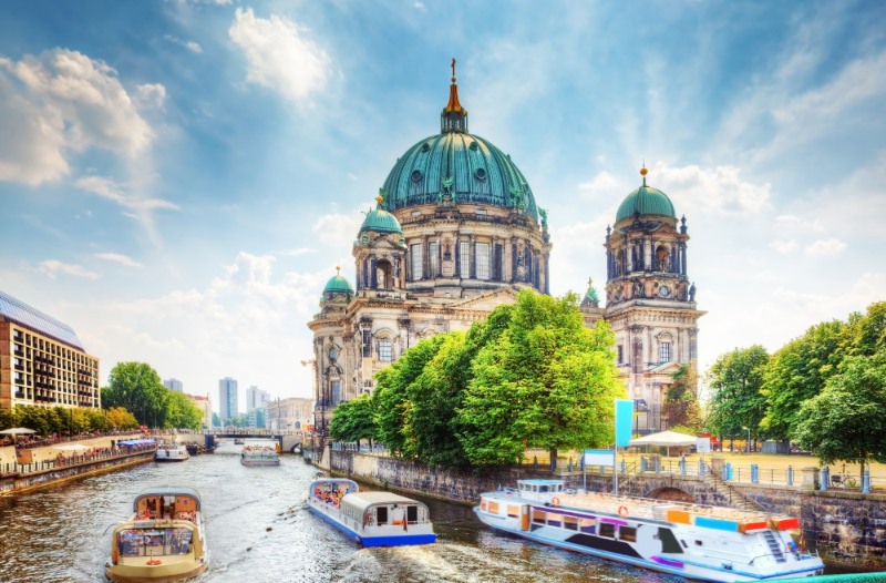 Berlin Cathedral on river with boats going down it