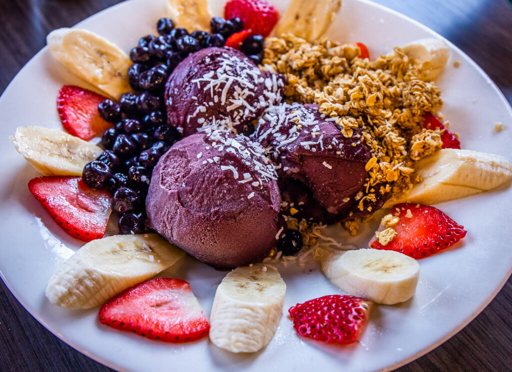 Acai plate with granola