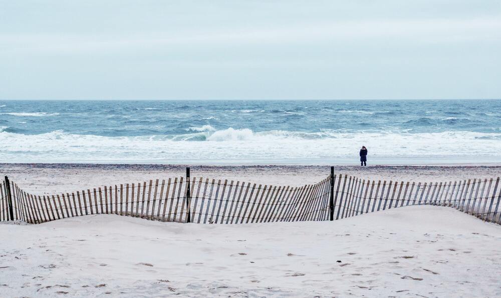 waves crashing to shore in the hamptons
