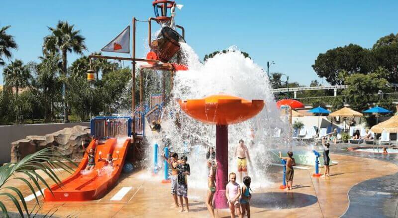 kids playing in the water park at the Howard Johnson Anaheim Hotel a