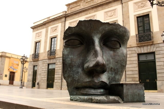 A statue of a man