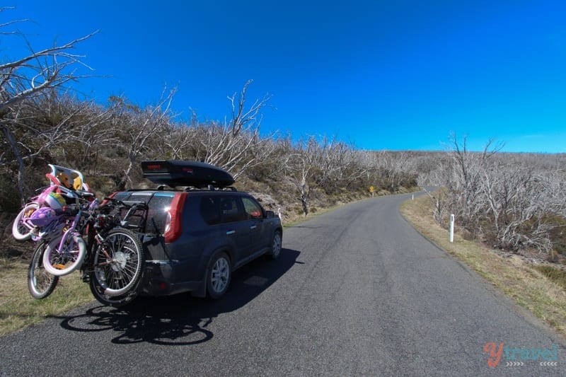 car wtih bike rack on Apline Way Drive