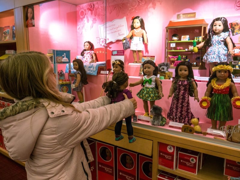 girl shopping in the american girl doll cafe