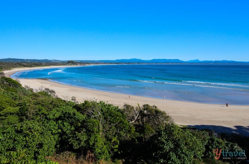 wide sweeping main beach in byron