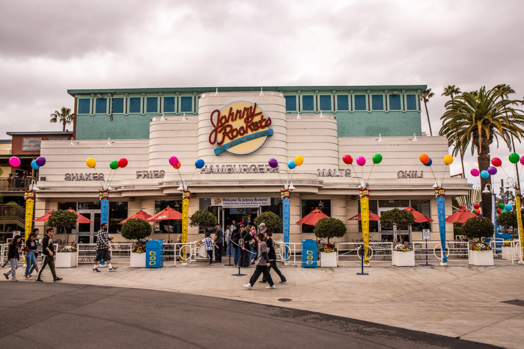 people walking outsie johnny rockets