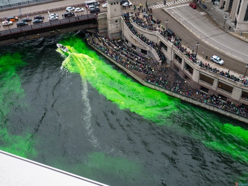 boat dyeing the chiacgo river green