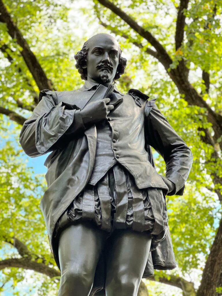 statue if Williamm Shakespeare in central park