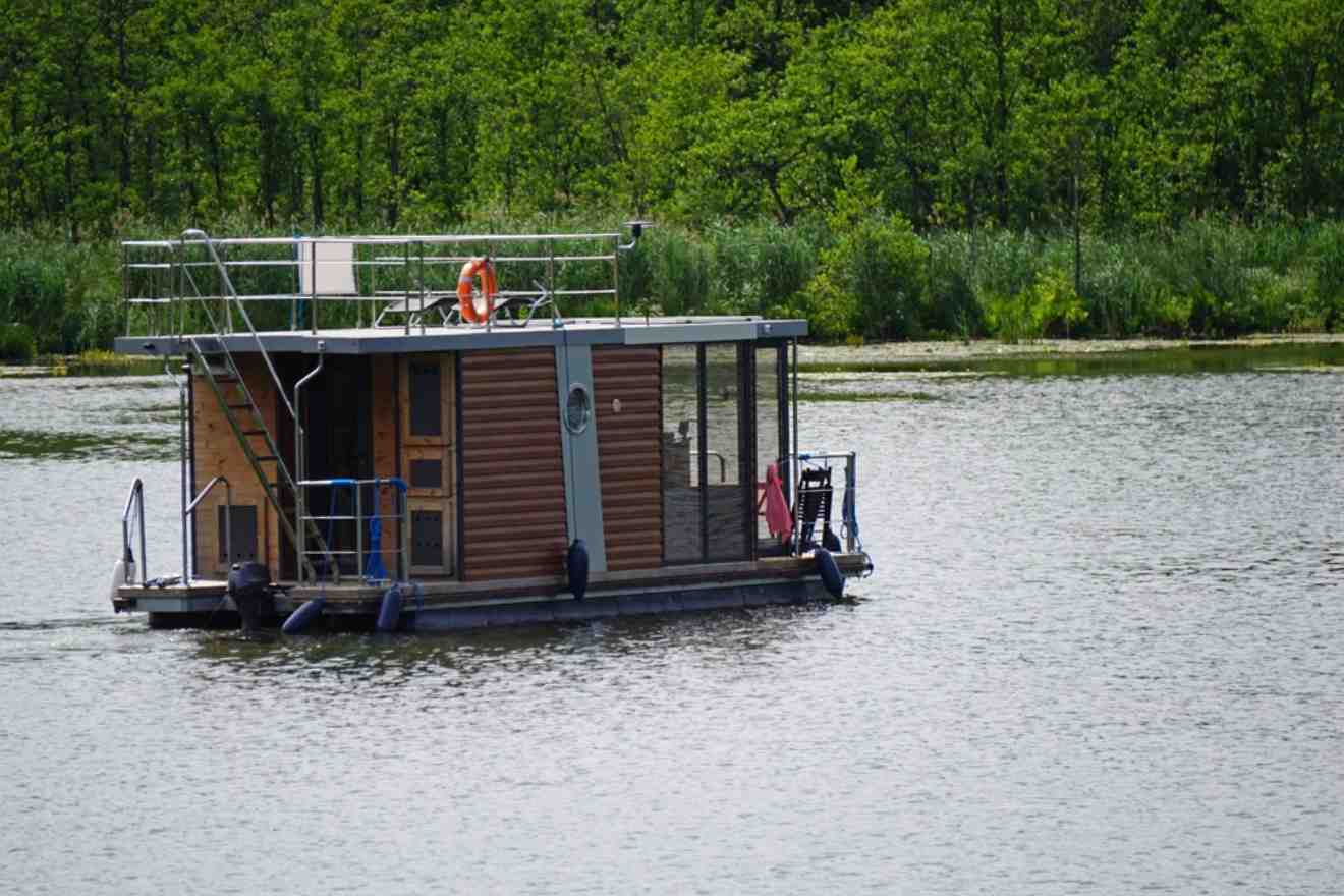 houseboat