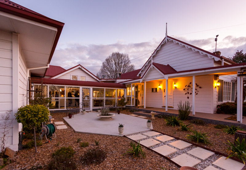 Exterior view of the Moore Park Inn in Armidale.