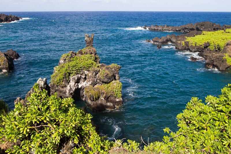 mossy rocks on the edge of the water at Wai'napanapa State Park