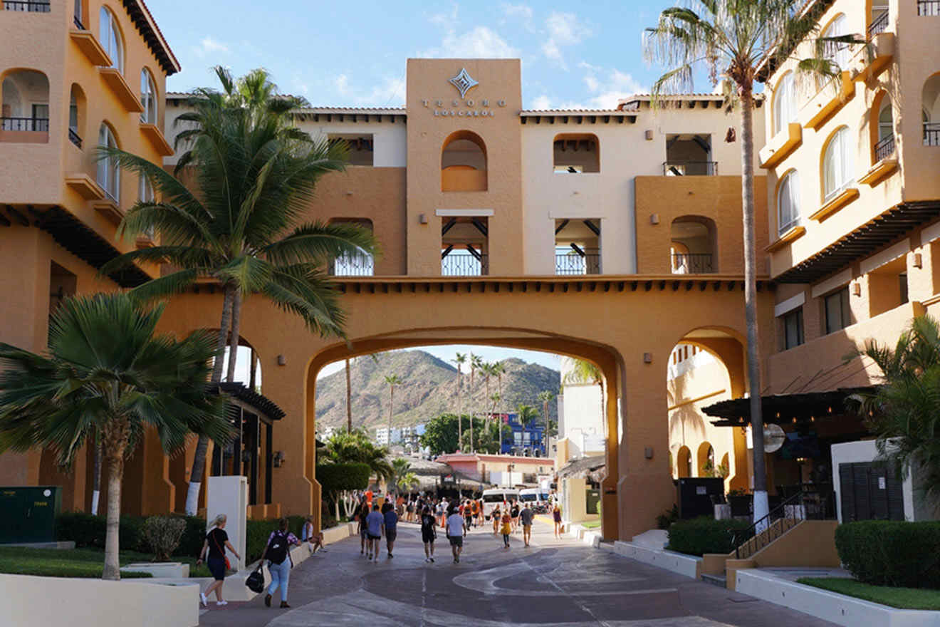 Los Cabos entrance arch over the road