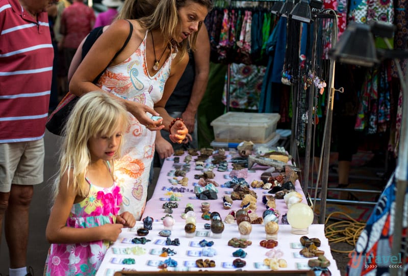 caz and kalyra looking at stalls at Mindil Beach Markets in Darwin 