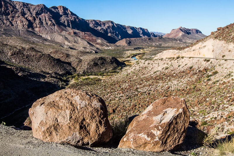 big rocks on side of hteroad