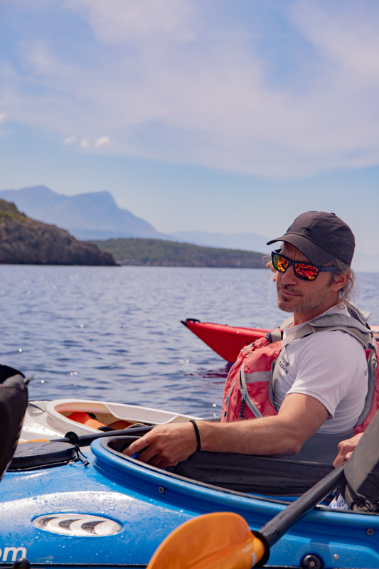 george the kayak guide talking to the kayakers