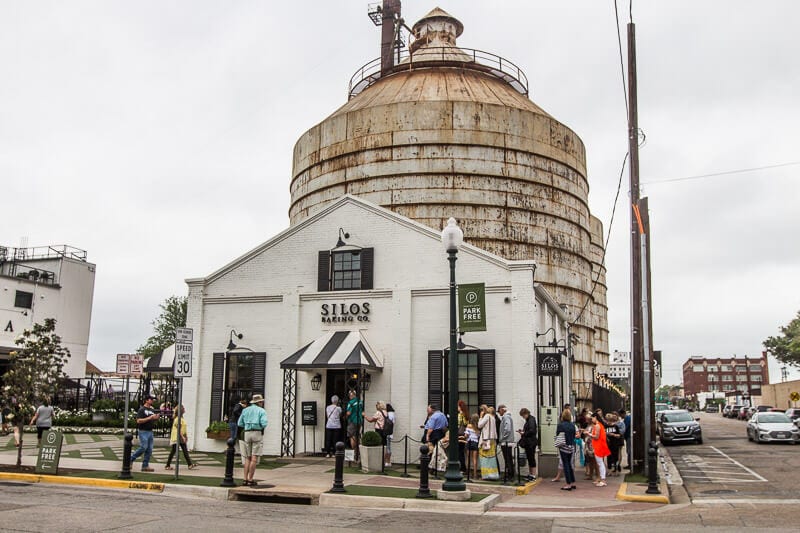 line outside magnolia bakery 