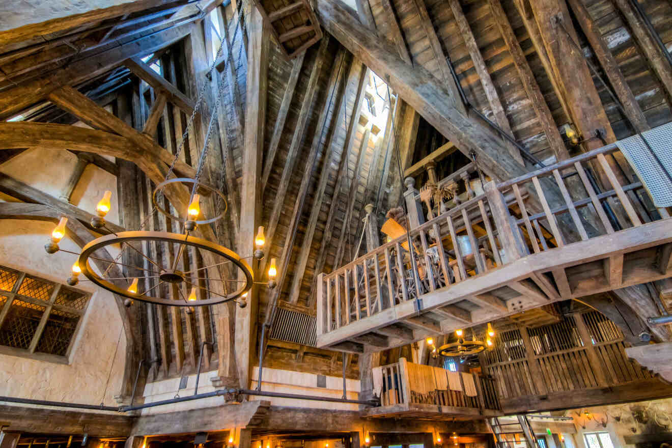 A large room with a chandelier hanging from the ceiling