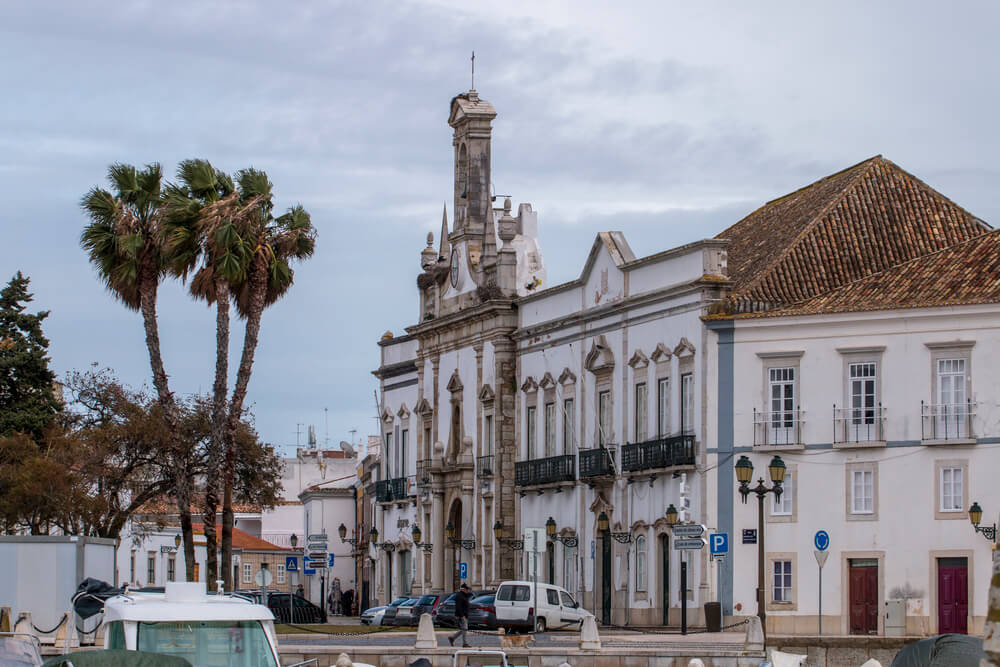 WHITE HISTORICAL BUI.LDING IN PORTUGAL