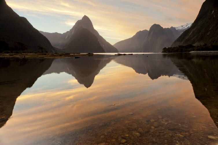 moutnains and lake new zealand