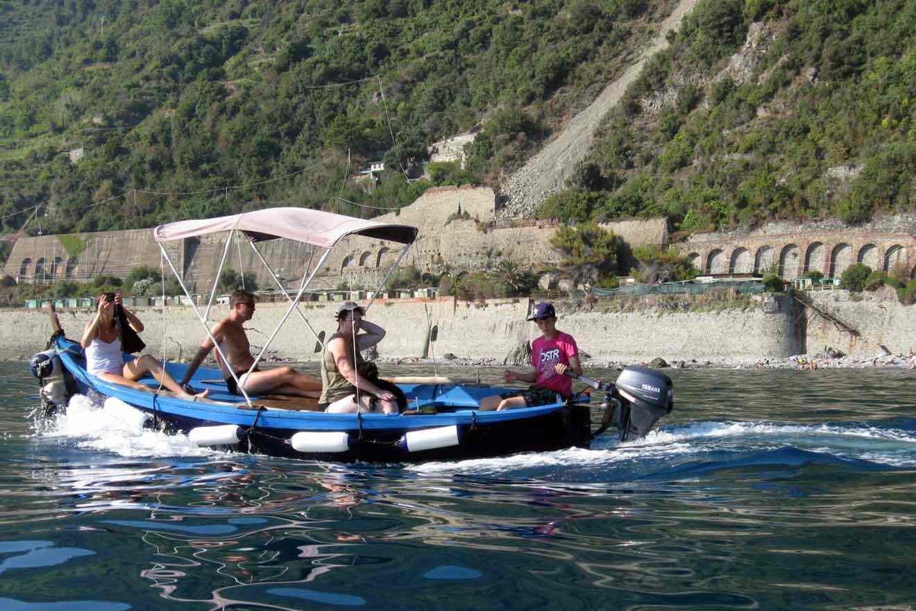 speed boat with tourists