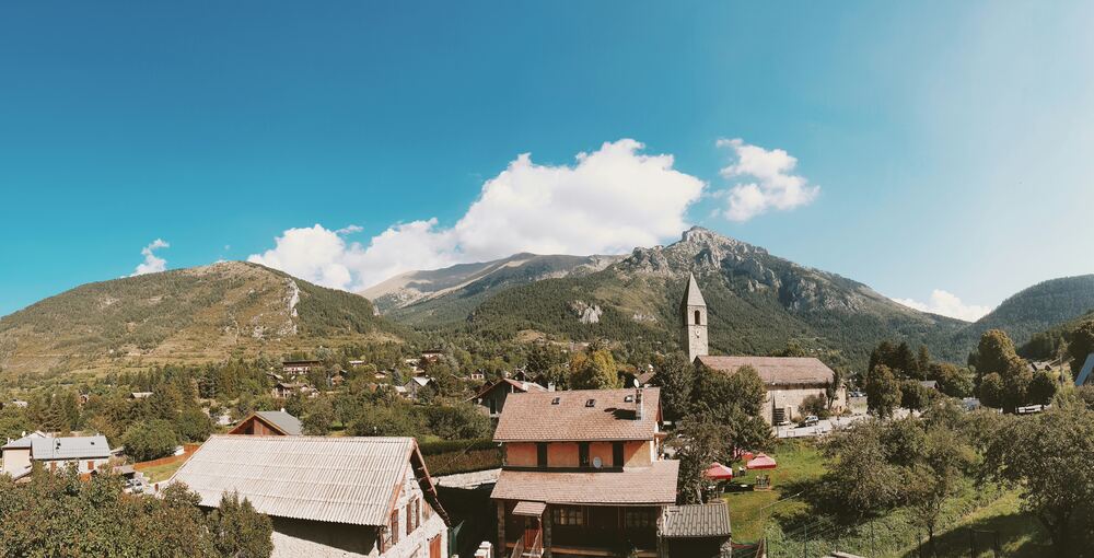 Saint-Dalmas-Valdeblore in front of mountains