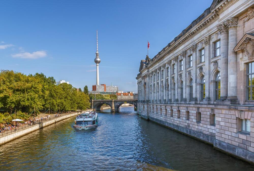 boat on the Spree River cruise