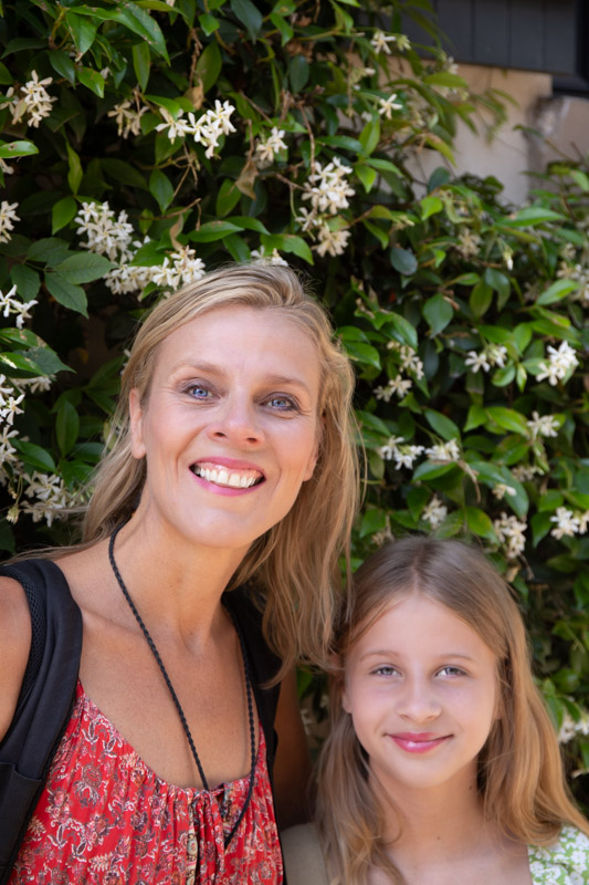 caz and savannah posing in front of jasmine bush