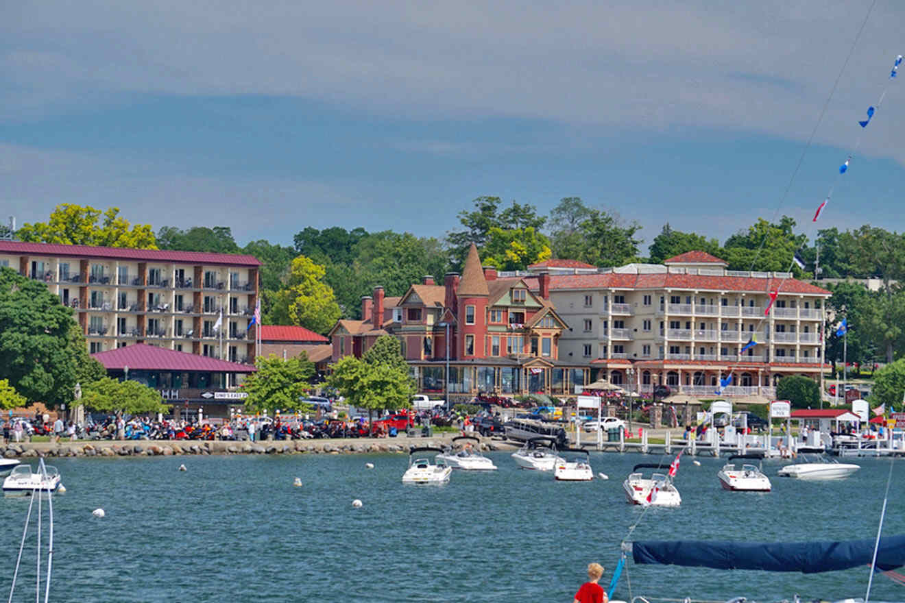 A boat docked in the water next to a building.