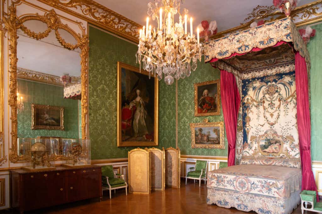  bedroom inside dauphin apartments versailles