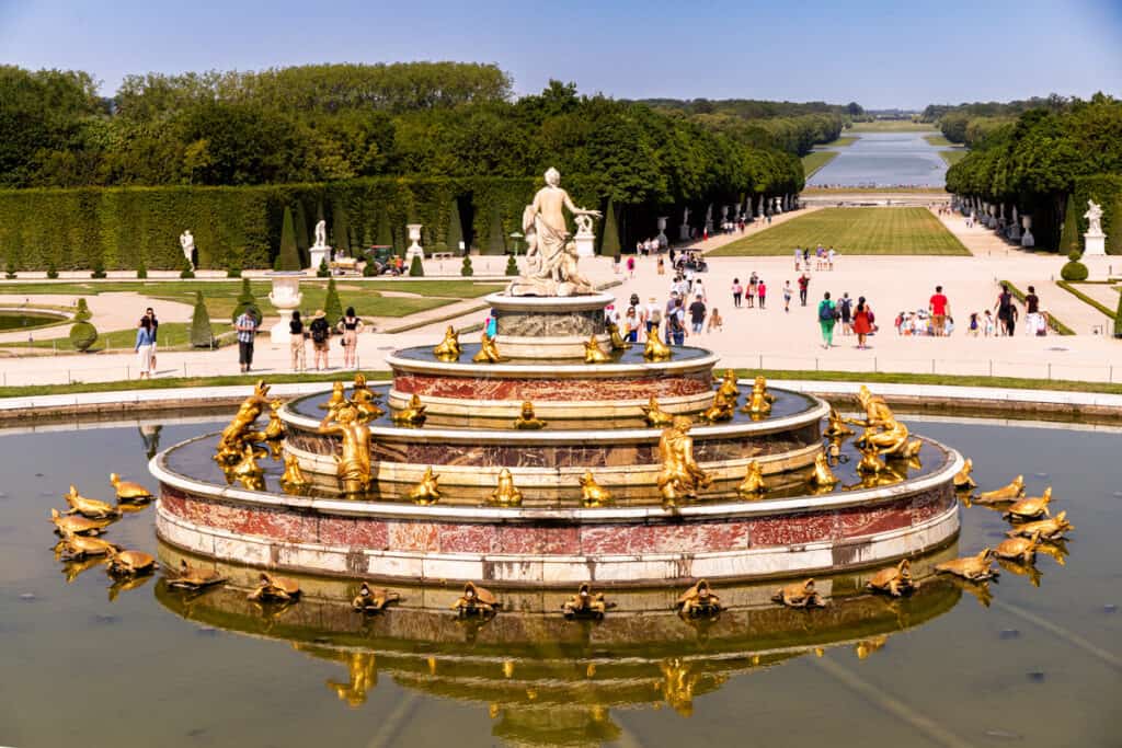 latona fountain with views of grand perspective