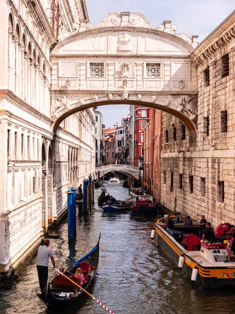 gondola going under bridge of sighs