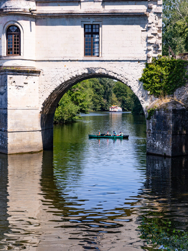 kayak in archway