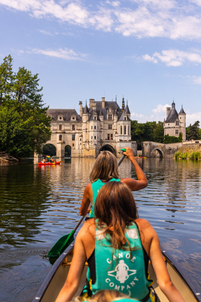 caz paddling up to Château de Chenonceau