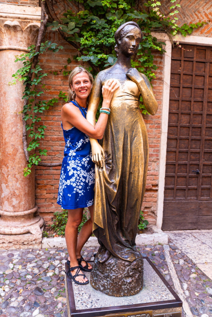 caz rubbing juliet's statue