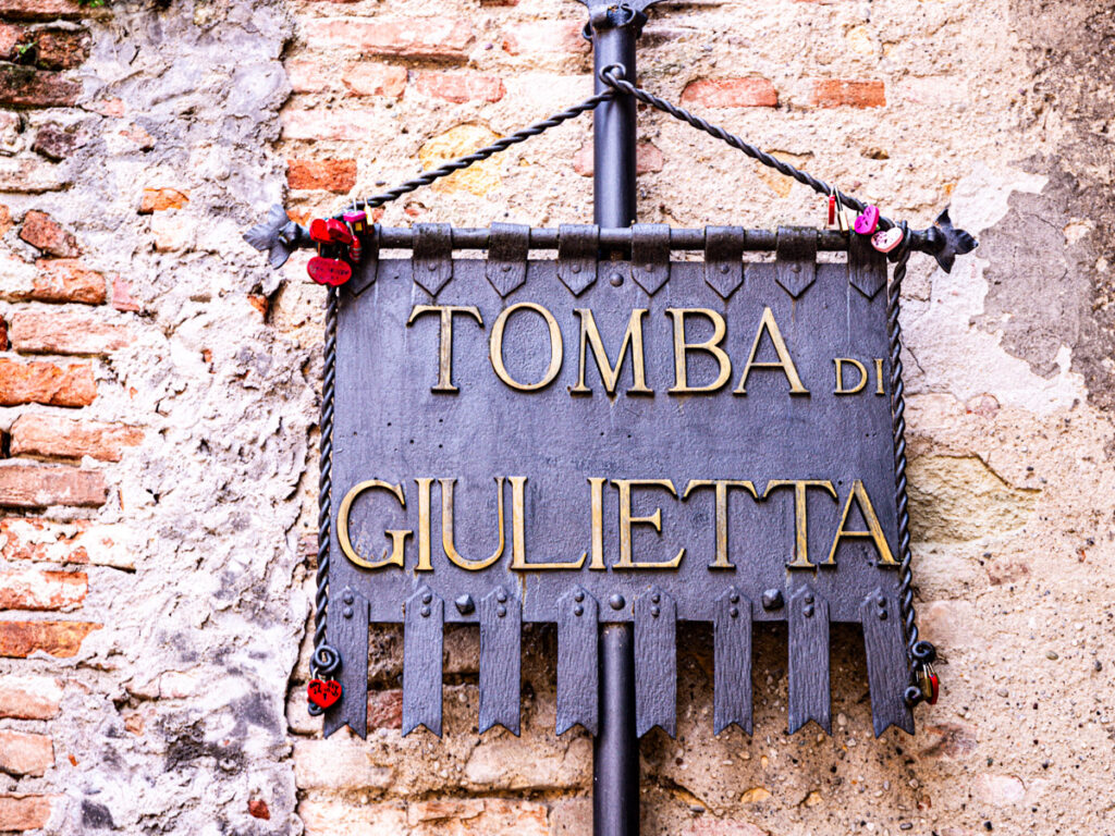 sign on wall saying tomba di guiletta