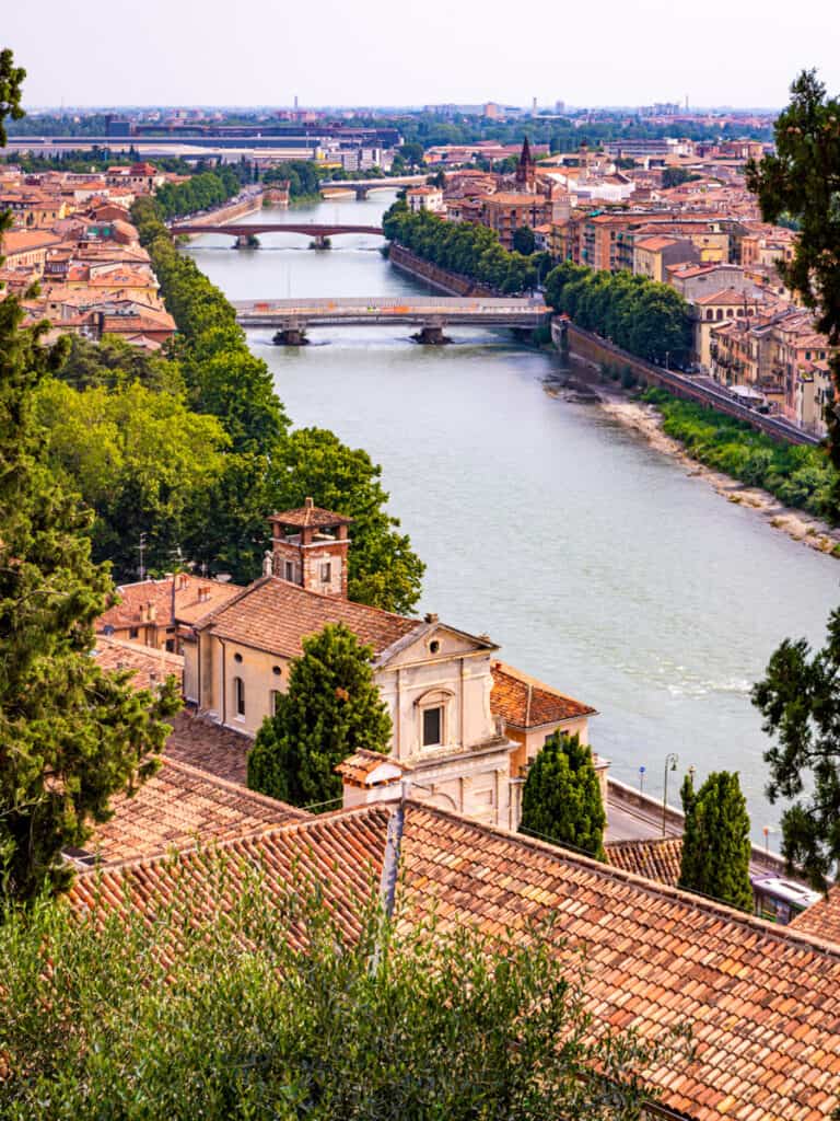 aidge river flowing throjugh verona